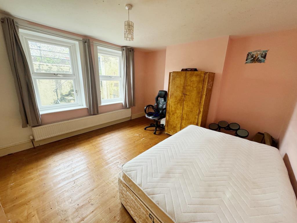 Lot: 17 - FOUR STOREY TERRACE PROPERTY WITH POTENTIAL - Lower ground bedroom